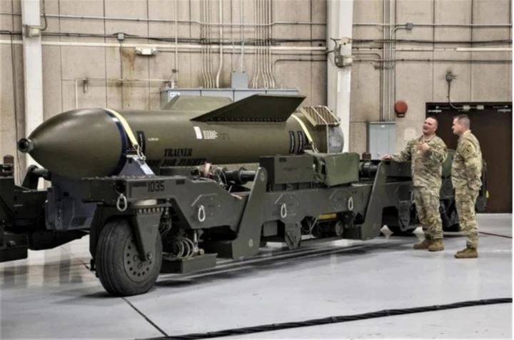 Vì sao bom xuyên hầm 900kg Mỹ có thể 'nướng cháy' tuyến phòng thủ Iran? Vì sao bom xuyên hầm 900kg Mỹ có thể 'nướng cháy' tuyến phòng thủ Iran?