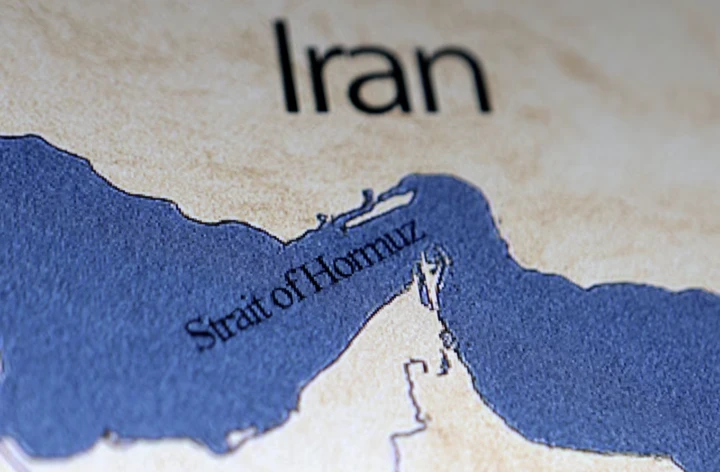 Vì sao Iran có thể bán dầu ổn định giữa bom đạn Mỹ - Israel? Vì sao Iran có thể bán dầu ổn định giữa bom đạn Mỹ - Israel?