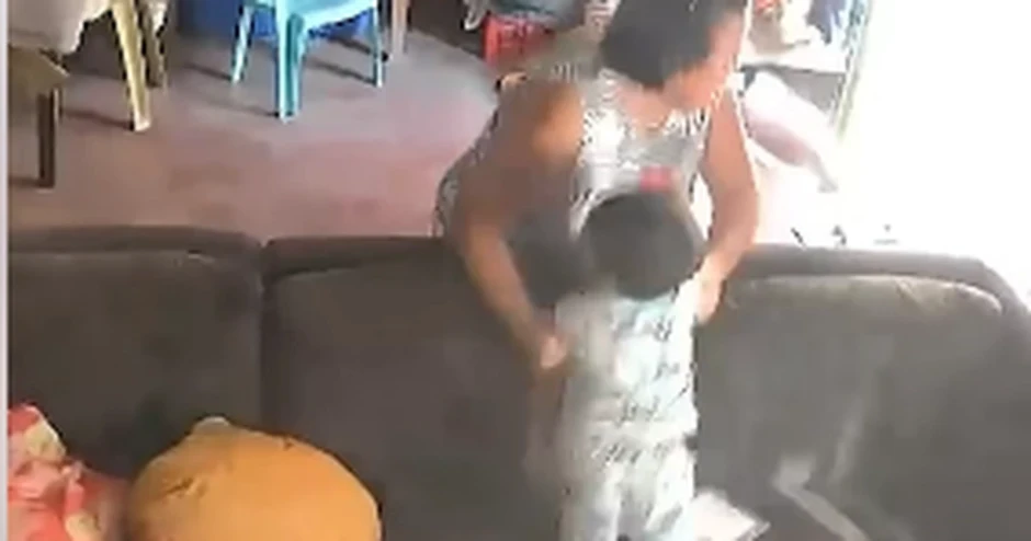 VIDEO: Người bà lao nhanh trong động đất Philippines, lấy thân mình bảo vệ cháu