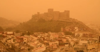 Bụi Sahara 'đổ bộ' châu Âu, đe dọa sức khỏe người dân