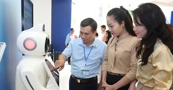 Chuyển đổi số không thể dừng ở phần mềm khi người dân vẫn phải chờ lâu