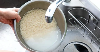 Có thực sự cần vo gạo trước khi nấu cơm?