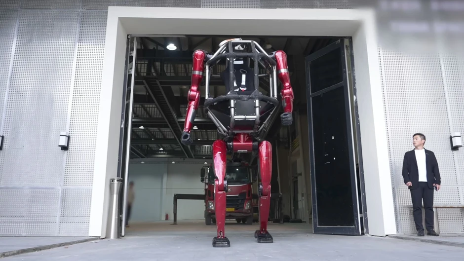Công ty Trung Quốc ra mắt robot có người lái như phim khoa học viễn tưởng