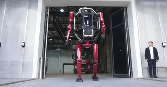 Công ty Trung Quốc ra mắt robot có người lái như phim khoa học viễn tưởng
