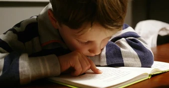 Đọc sách giấy hay sách điện tử tiếp thu tốt hơn?