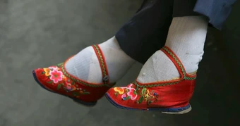 Giày sen và những bàn chân bị bó từ nhỏ