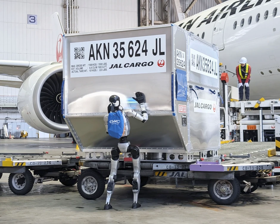 Hãng hàng không đầu tiên dùng robot hình người vận chuyển hành lý Hãng hàng không đầu tiên dùng robot hình người vận chuyển hành lý