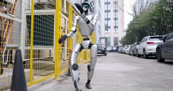 Hãng hàng không đầu tiên dùng robot hình người vận chuyển hành lý