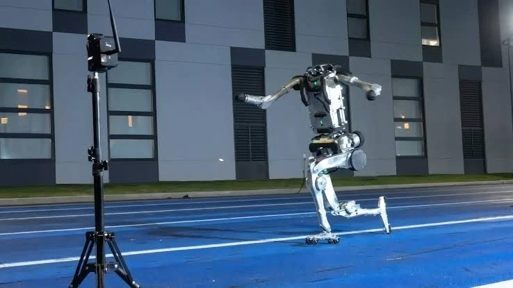 Khoảnh khắc robot đâm sầm vào tủ điện khi cố gắng phá kỷ lục chạy bộ Khoảnh khắc robot đâm sầm vào tủ điện khi cố gắng phá kỷ lục chạy bộ