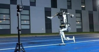 Khoảnh khắc robot đâm sầm vào tủ điện khi cố gắng phá kỷ lục chạy bộ
