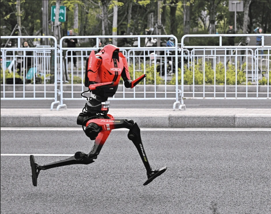Khoảnh khắc robot hình người phá kỷ lục chạy bán marathon của nhân loại Khoảnh khắc robot hình người phá kỷ lục chạy bán marathon của nhân loại
