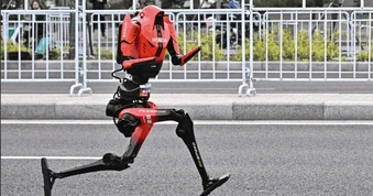 Khoảnh khắc robot hình người phá kỷ lục chạy bán marathon của nhân loại