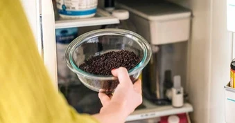 Lợi ích bất ngờ khi cho bã cà phê vào tủ lạnh