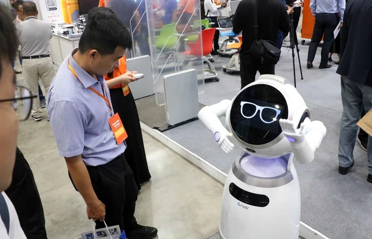 Máy khoan mini, robot và lớp học công nghệ mới hút người xem