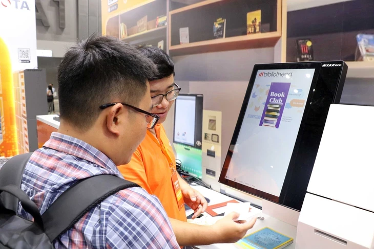 Máy khoan mini, robot và lớp học công nghệ mới hút người xem