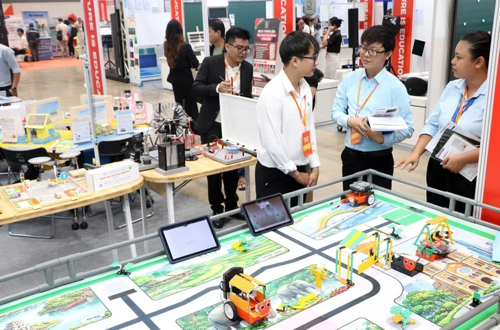 Máy khoan mini, robot và lớp học công nghệ mới hút người xem