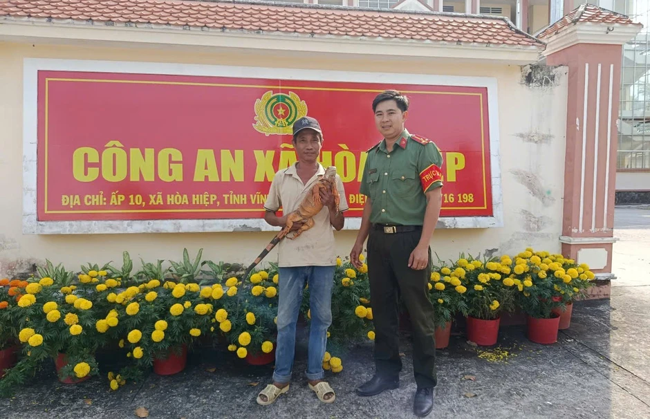 Phát hiện rồng Nam Mỹ sau nhà, người dân đem nộp công an