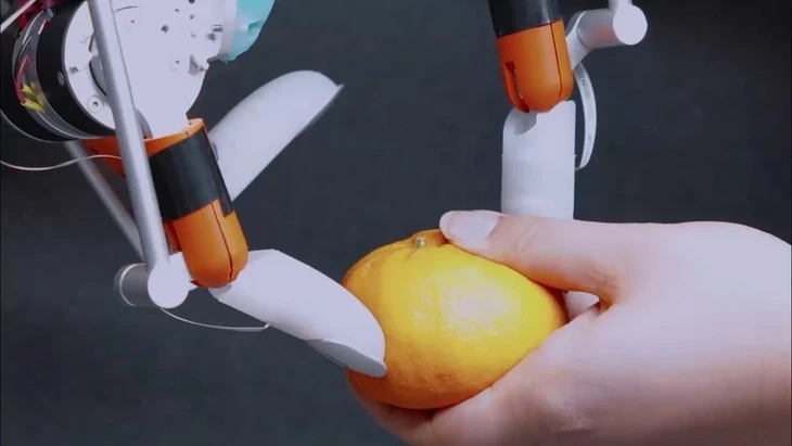 Robot có 'móng tay' như người, lần đầu bóc vỏ cam và nhặt tiền xu dễ dàng Robot có 'móng tay' như người, lần đầu bóc vỏ cam và nhặt tiền xu dễ dàng