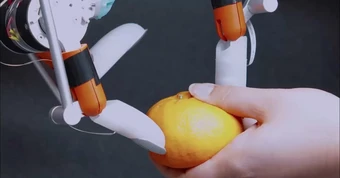 Robot có 'móng tay' như người, lần đầu bóc vỏ cam và nhặt tiền xu dễ dàng