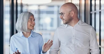 Tại sao nút áo và khóa kéo lại ở hai bên khác nhau trên quần áo nam và nữ?