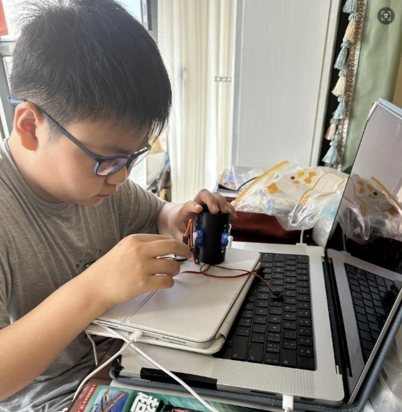 Thiếu niên 14 tuổi tự chế động cơ phản lực tại nhà Thiếu niên 14 tuổi tự chế động cơ phản lực tại nhà