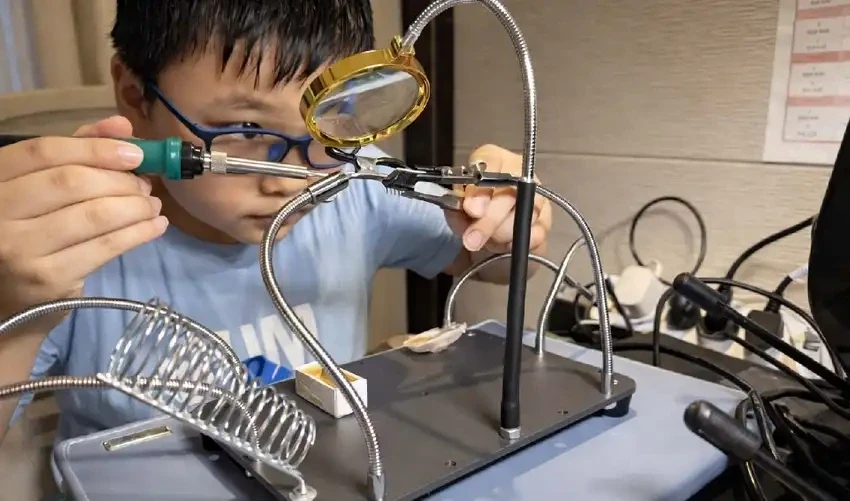 Thiếu niên 14 tuổi tự chế động cơ phản lực tại nhà Thiếu niên 14 tuổi tự chế động cơ phản lực tại nhà
