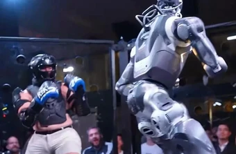 Trận 'so găng' MMA đầu tiên giữa người và robot bị nghi ngờ