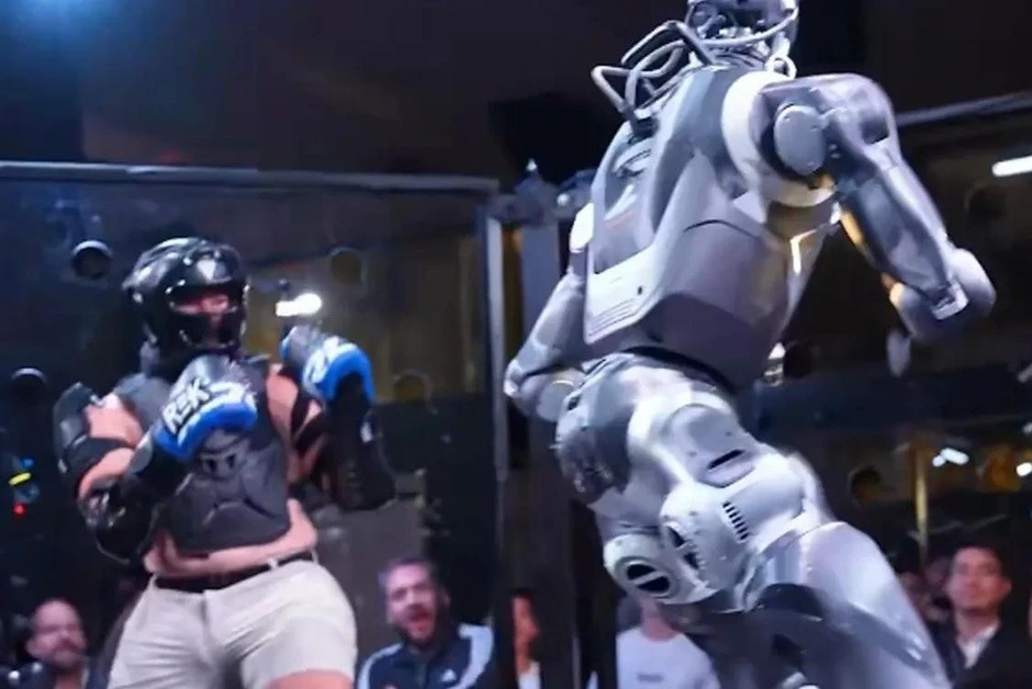 Trận 'so găng' MMA đầu tiên giữa người và robot bị nghi ngờ Trận 'so găng' MMA đầu tiên giữa người và robot bị nghi ngờ