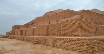 Trước Ba Tư cổ đại, vùng đất Iran đã có nền văn minh gồm chữ viết và đô thị