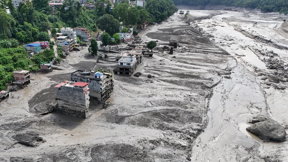 Vì sao dòng lũ ở Nepal được ví như “bê tông lỏng”? Vì sao dòng lũ ở Nepal được ví như “bê tông lỏng”?
