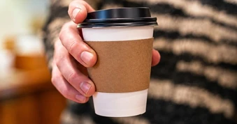 Vì sao giấy quấn cốc lại khiến cà phê bớt chua?