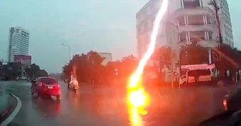 Vì sao người bị tia sét hàng trăm triệu vôn đánh trúng có thể thoát chết?