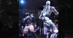 YouTuber đấu võ với robot hình người gây tranh cãi trên mạng xã hội