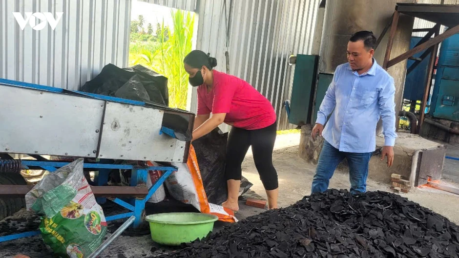 “Biến” gáo dừa thành sản phẩm xuất khẩu có giá trị “Biến” gáo dừa thành sản phẩm xuất khẩu có giá trị