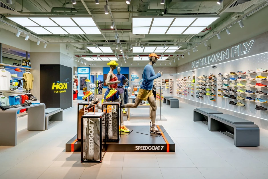 “Đối thủ” mới của Nike, Adidas lần đầu xuất hiện tại Hà Nội, từng thu hút Harry Styles, Britney Spears “Đối thủ” mới của Nike, Adidas lần đầu xuất hiện tại Hà Nội, từng thu hút Harry Styles, Britney Spears