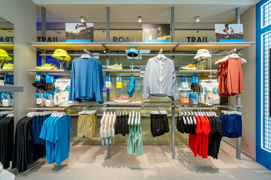 “Đối thủ” mới của Nike, Adidas lần đầu xuất hiện tại Hà Nội, từng thu hút Harry Styles, Britney Spears “Đối thủ” mới của Nike, Adidas lần đầu xuất hiện tại Hà Nội, từng thu hút Harry Styles, Britney Spears