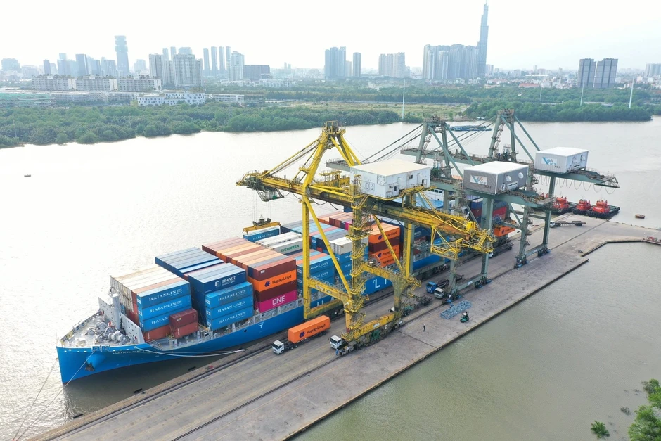 3.000 tỷ đồng và cú bắt tay lịch sử: Việt Nam chính thức sở hữu "quái vật" biển cả lớn nhất đội tàu container quốc gia, cao ngang tòa nhà 15 tầng 3.000 tỷ đồng và cú bắt tay lịch sử: Việt Nam chính thức sở hữu "quái vật" biển cả lớn nhất đội tàu container quốc gia, cao ngang tòa nhà 15 tầng