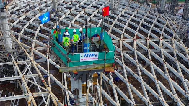 56 kích thủy lực nâng khối mái 'cánh sen' có diện tích gần 20.000 m², nặng 5.300 tấn lên cao 56 kích thủy lực nâng khối mái 'cánh sen' có diện tích gần 20.000 m², nặng 5.300 tấn lên cao