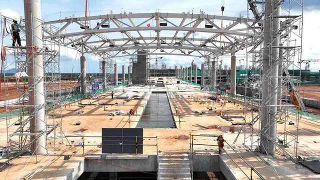 56 kích thủy lực nâng khối mái 'cánh sen' có diện tích gần 20.000 m², nặng 5.300 tấn lên cao 56 kích thủy lực nâng khối mái 'cánh sen' có diện tích gần 20.000 m², nặng 5.300 tấn lên cao