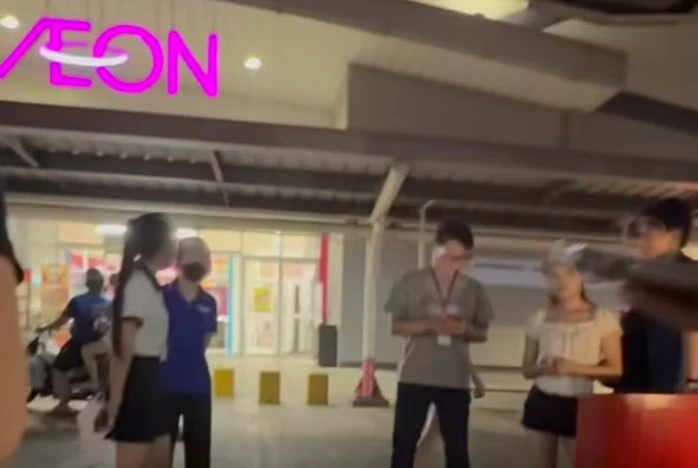 Aeon xin lỗi sau thông tin lan truyền về vụ người phụ nữ tố bị quy chụp ăn cắp đồ Aeon xin lỗi sau thông tin lan truyền về vụ người phụ nữ tố bị quy chụp ăn cắp đồ