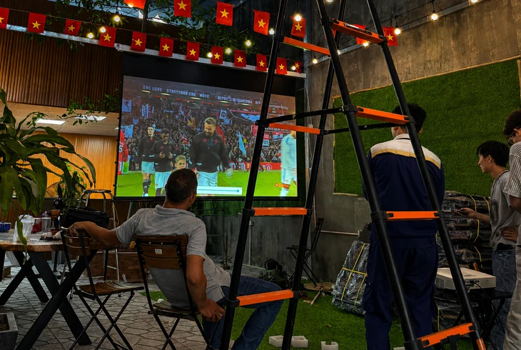 Ăn theo World Cup: Đồ thể thao thấp thỏm, quán cà phê chi tiền triệu dựng màn chiếu kéo khách Ăn theo World Cup: Đồ thể thao thấp thỏm, quán cà phê chi tiền triệu dựng màn chiếu kéo khách