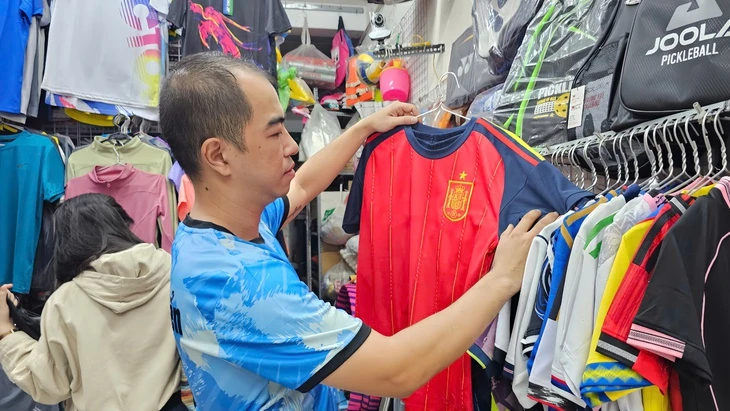 Ăn theo World Cup: Đồ thể thao thấp thỏm, quán cà phê chi tiền triệu dựng màn chiếu kéo khách Ăn theo World Cup: Đồ thể thao thấp thỏm, quán cà phê chi tiền triệu dựng màn chiếu kéo khách