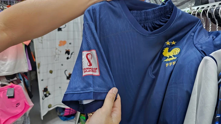 Ăn theo World Cup: Đồ thể thao thấp thỏm, quán cà phê chi tiền triệu dựng màn chiếu kéo khách Ăn theo World Cup: Đồ thể thao thấp thỏm, quán cà phê chi tiền triệu dựng màn chiếu kéo khách