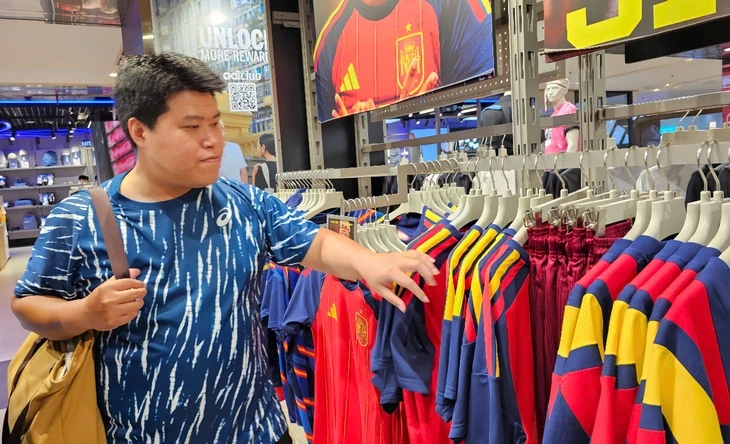 Ăn theo World Cup: Đồ thể thao thấp thỏm, quán cà phê chi tiền triệu dựng màn chiếu kéo khách Ăn theo World Cup: Đồ thể thao thấp thỏm, quán cà phê chi tiền triệu dựng màn chiếu kéo khách