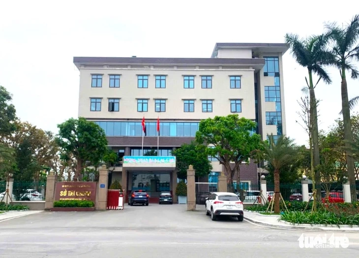 Bàn giao gần 30kg vàng cho đơn vị trúng quyền mua với giá hơn 142 tỉ đồng Bàn giao gần 30kg vàng cho đơn vị trúng quyền mua với giá hơn 142 tỉ đồng