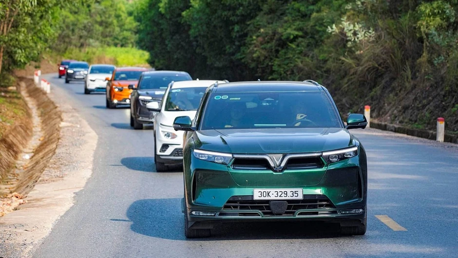 Bán xe 'mát tay' như tỷ phú Phạm Nhật Vượng: Mỗi ngày người Việt mua hơn 800 xe VinFast, Limo Green thành 'ngôi sao' mới Bán xe 'mát tay' như tỷ phú Phạm Nhật Vượng: Mỗi ngày người Việt mua hơn 800 xe VinFast, Limo Green thành 'ngôi sao' mới