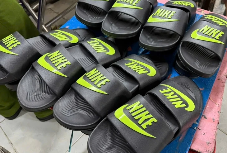 Bắt hai vợ chồng cầm đầu đường dây sản xuất dép Crocs, Nike… giả ở xã Phú Hòa Đông