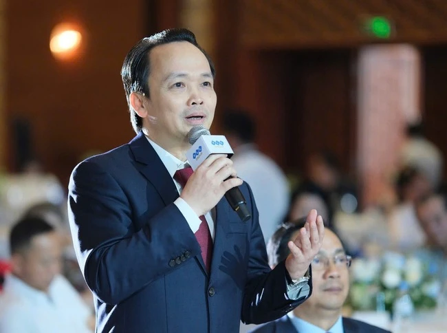 Bất ngờ xuất hiện, Chủ tịch FLC Trịnh Văn Quyết cất lời bài hát "Còn thương nhau thì về" Bất ngờ xuất hiện, Chủ tịch FLC Trịnh Văn Quyết cất lời bài hát "Còn thương nhau thì về"