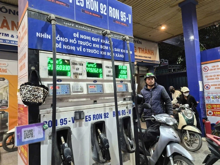 Bộ Công Thương công bố: Giá xăng RON95 giảm gần 4.000 đồng/lít, dầu hỏa 4.100 đồng/lít Bộ Công Thương công bố: Giá xăng RON95 giảm gần 4.000 đồng/lít, dầu hỏa 4.100 đồng/lít