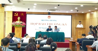 Bộ Công Thương nêu lý do vì sao điều hành giá xăng dầu vào nửa đêm?